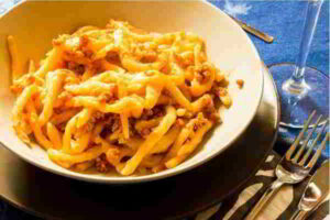 Strozzapreti con ragù al vino rosso Strozzapreti con ragù al vino rosso